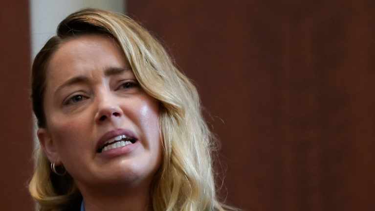 Amber Heard gråter medan hon pratar.