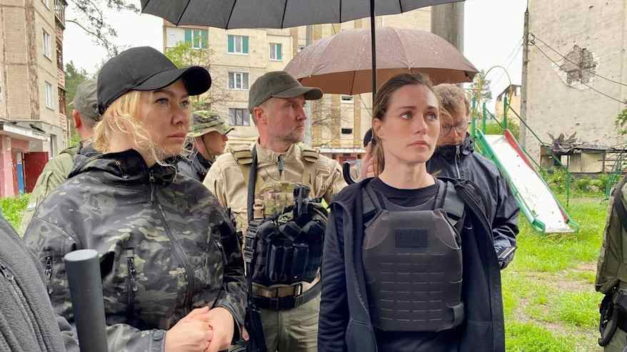 Sanna Marin Butšassa ukrainalaisen Segodnya-lehden Telegram-kanavallaan julkaisemassa kuvassa.