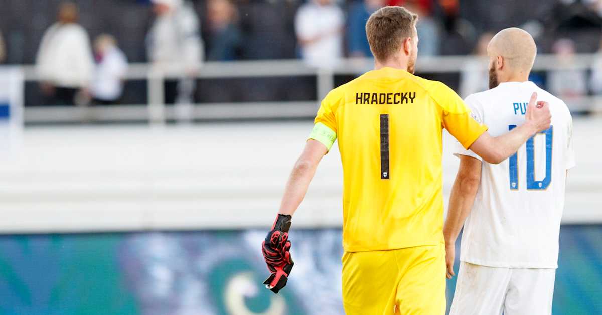 Teemu Pukki muistelee hetkittäin historiallista iltaa YouTubea katsomalla – Lukas Hradeckya huvittaa ystävänsä ruokatapa | Urheilu