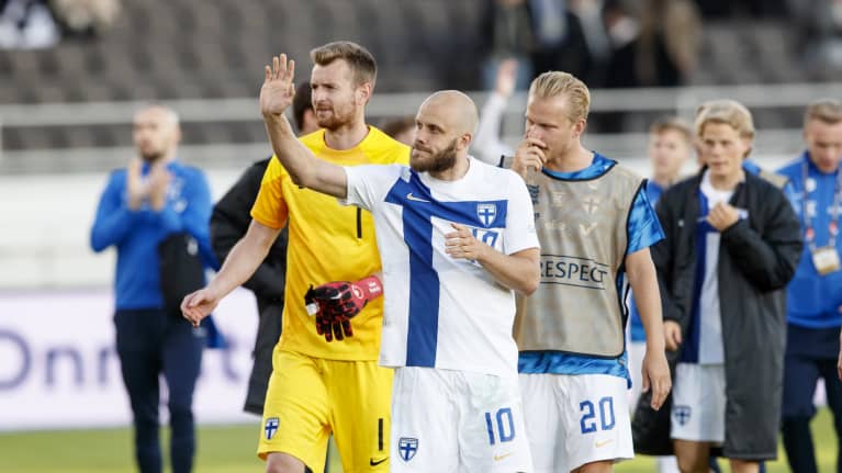 Teemu Pukki, Lukas Hradecky ja Joel Pohjanpalo kiittävät Bosnia-matsin jälkeen Olympiastadion katsojia kannustuksesta.