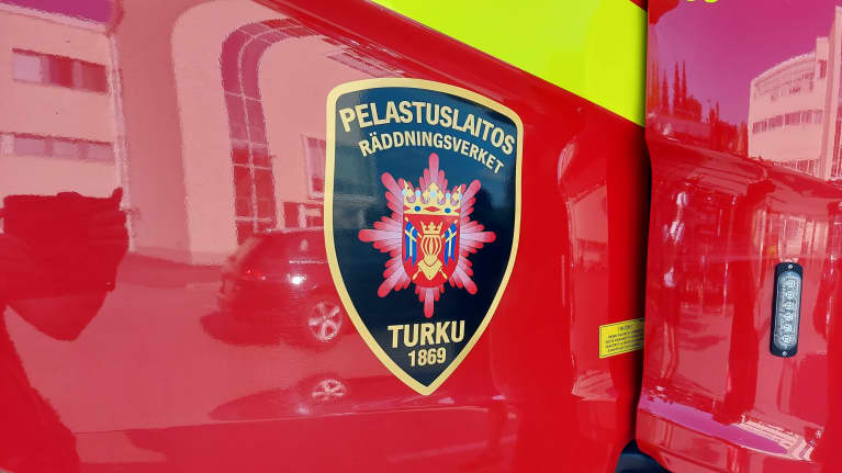 Varsinais-Suomen pelastuslaitoksen logo paloautossa.