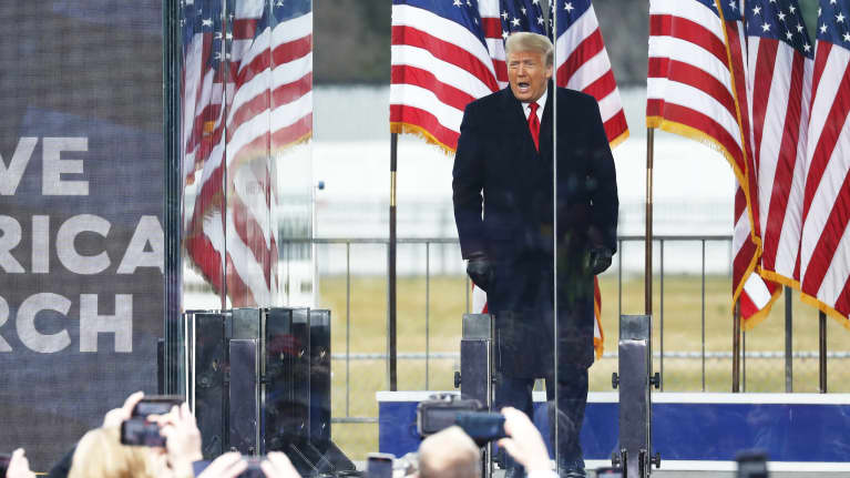 Donald Trump puhuu yleisölle ulkona.