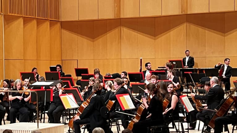 Lontoon Philharmonia-orkesteri Mikkelin Mikaelissa.