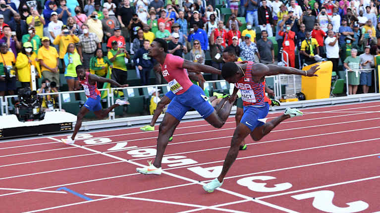 Fred Kerley ylittää maaliviivan 0,02 sekuntia ennen Marvin Bracyä. Trayvon Bromell ylittää maaliviivan kolmantena.