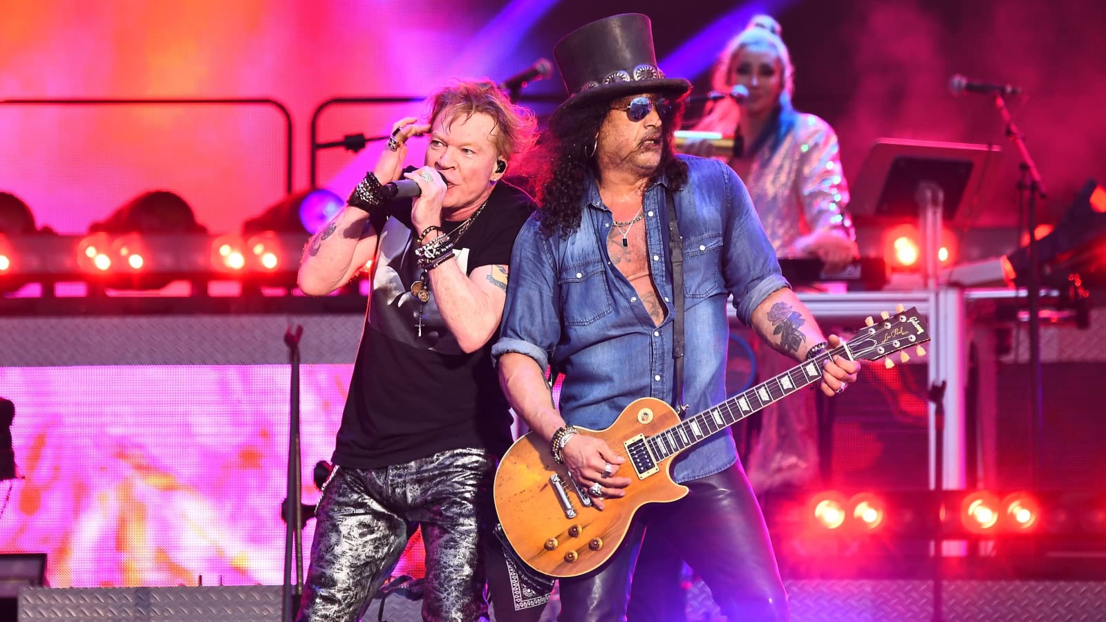 Guns N' Rosesin ex-manageri viemässä bändiä oikeuteen - Syynä Alan Nivenin muistelmat