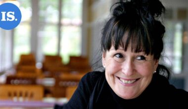 Sinikka Sokka laulaa Riihisaaressa toivosta, rauhasta ja rakkaudesta – Eero Ojanen säestää | Paikalliset