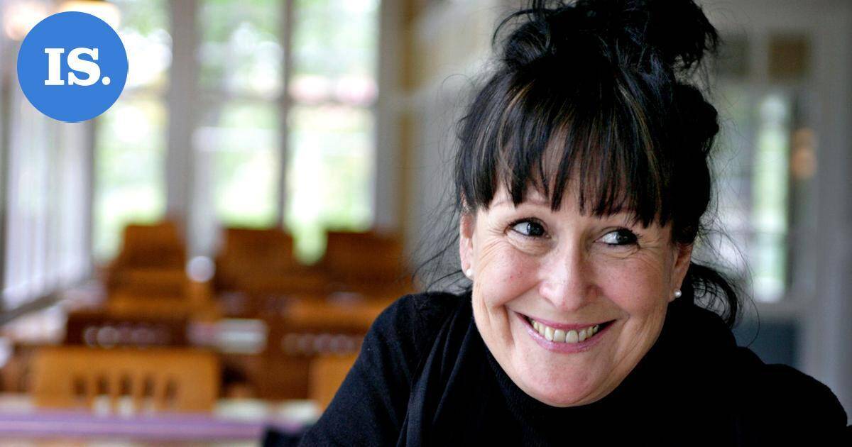 Sinikka Sokka laulaa Riihisaaressa toivosta, rauhasta ja rakkaudesta – Eero Ojanen säestää | Paikalliset