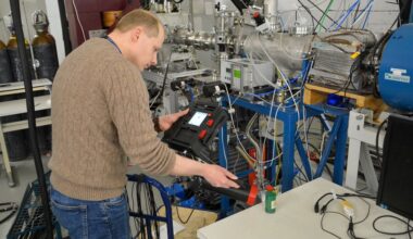 Uudenlainen kaikkia ionisoivan säteilyn lajeja havaitseva kannettava ilmaisin parantaa säteilyturvallisuutta