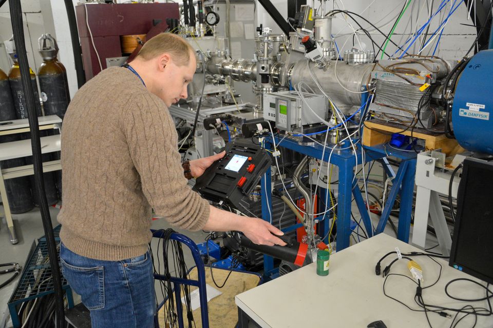 Uudenlainen kaikkia ionisoivan säteilyn lajeja havaitseva kannettava ilmaisin parantaa säteilyturvallisuutta