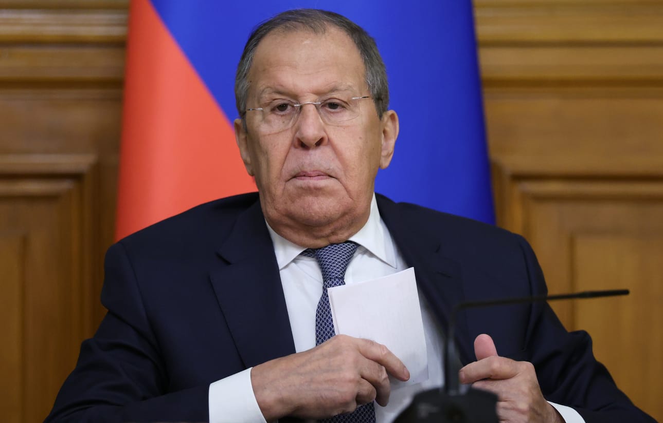 Venäjän ulkoministeri Sergei Lavrov on palvellut Putinia uskollisesti tehtävässään yli 20 vuotta. Lavrov saattaa olla nyt joutumassa sijaiskärsijäksi Kremlin mahdollisesti paljastuville rötöksille. Kuva Lavrovista on Kazakstanin virkaveljen tapaamisesta Moskovassa 22. lokakuuta.