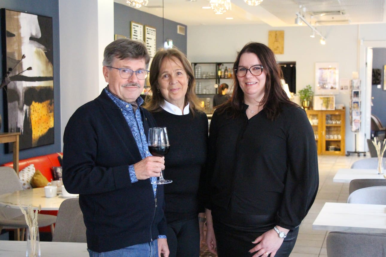 Fredrik Nordström, Mai Nuutila ja Jessica Piispanen toivovat, että Beaujolais Nouveau'sta tulisi Vaasassa jokavuotinen perinne.