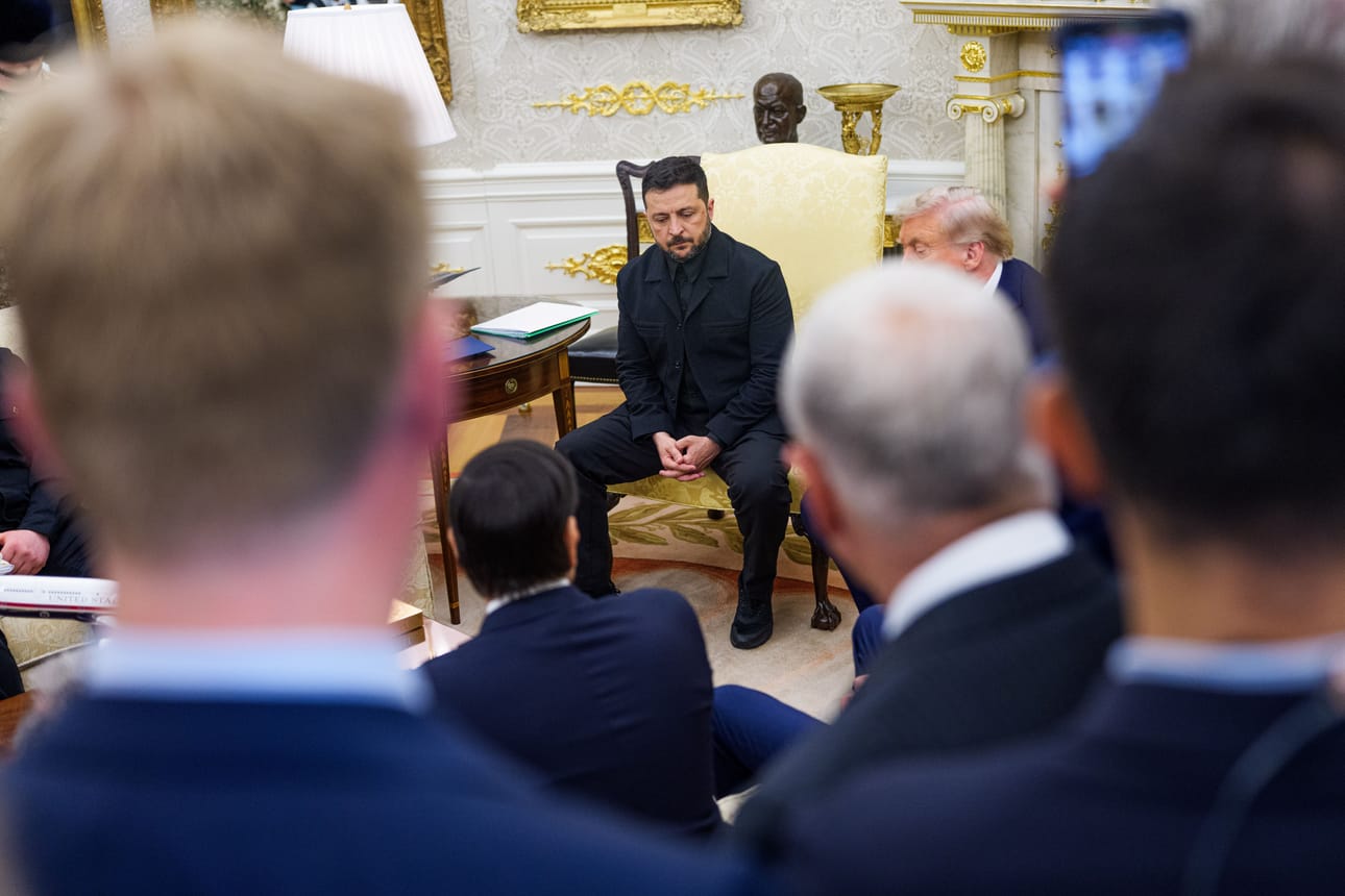 Volodymyr Zelenskyi ja Donald Trump ovat vuosien varrella joutuneet hakauksiin, eikä Trumpin vaatimus poliittisen vastustajan Joe Bidenin pojan laittamiseksi syytteeseen Ukrainassa ole unohtunut kaikilta. Presidentti Zelenskyi on kuvassa vieraana Valkoisessa talossa 18. elokuuta 2025.