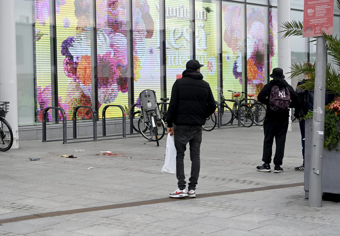 Puukotuksen jäljet näkyivät Ratinan kauppakeskuksen edessä poliisin purettua eristyksen.