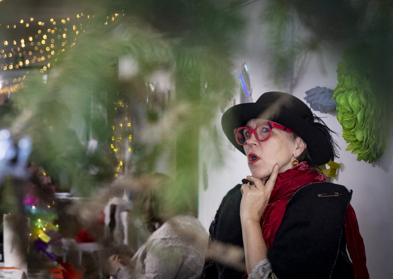 Taiteilija Ilona Kivijärvi kertoo tapahtumassa riittäneen paljon kävijöitä.