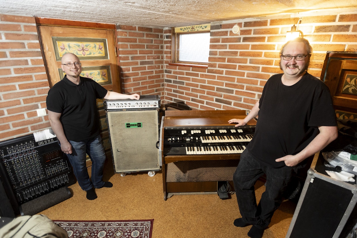 Kotistudion nurkassa nököttävät transistorivahvistin ja urut, joilla Anssi Tikanmäki soitti yli tuhannella Juice Leskinen Grand Slamin keikalla. ”Näillä vehkeillä Anssi maksoi tämän talon”, vahvistimen ääressä seisova Eemil Tikanmäki toteaa.