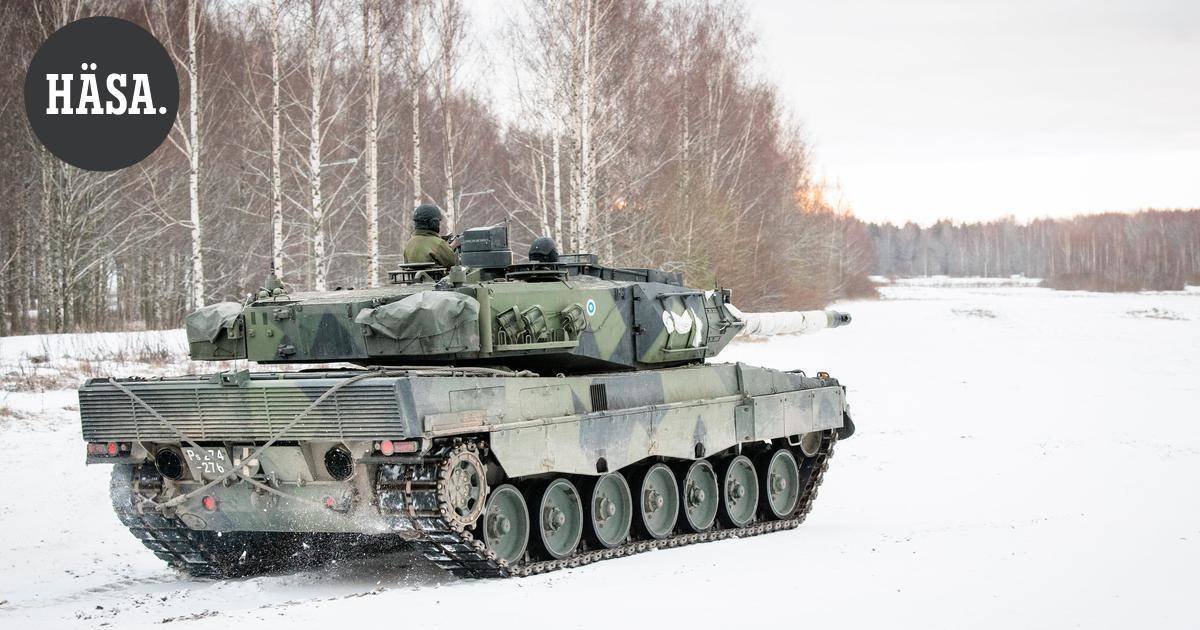 Moottoritielle Hämeenlinnassa simahtanut panssarivaunu siirretty pois tieltä | Paikalliset - Hämeen Sanomat