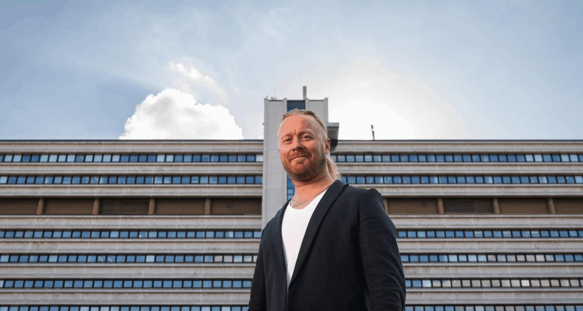 Muusikko ja kirjailija Antti Hyyrynen vierailee Kotkan pääkirjastossa