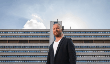 Muusikko ja kirjailija Antti Hyyrynen vierailee Kotkan pääkirjastossa