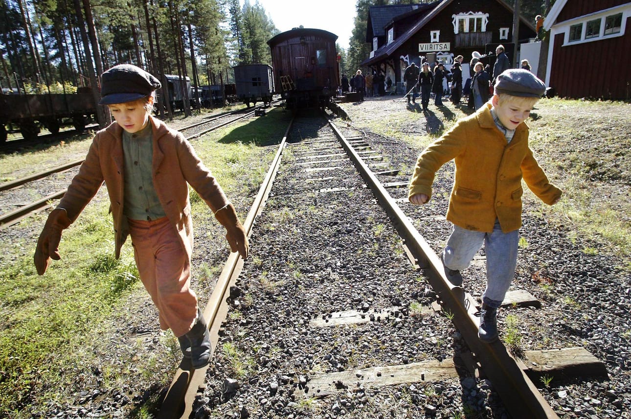 Näyttelijät Joni Kehusmaa (vas.) ja Vili Järvinen tasapainoilivat museorautatiellä Luulajassa, kun Valoa kuvattiin vuonna 2004.