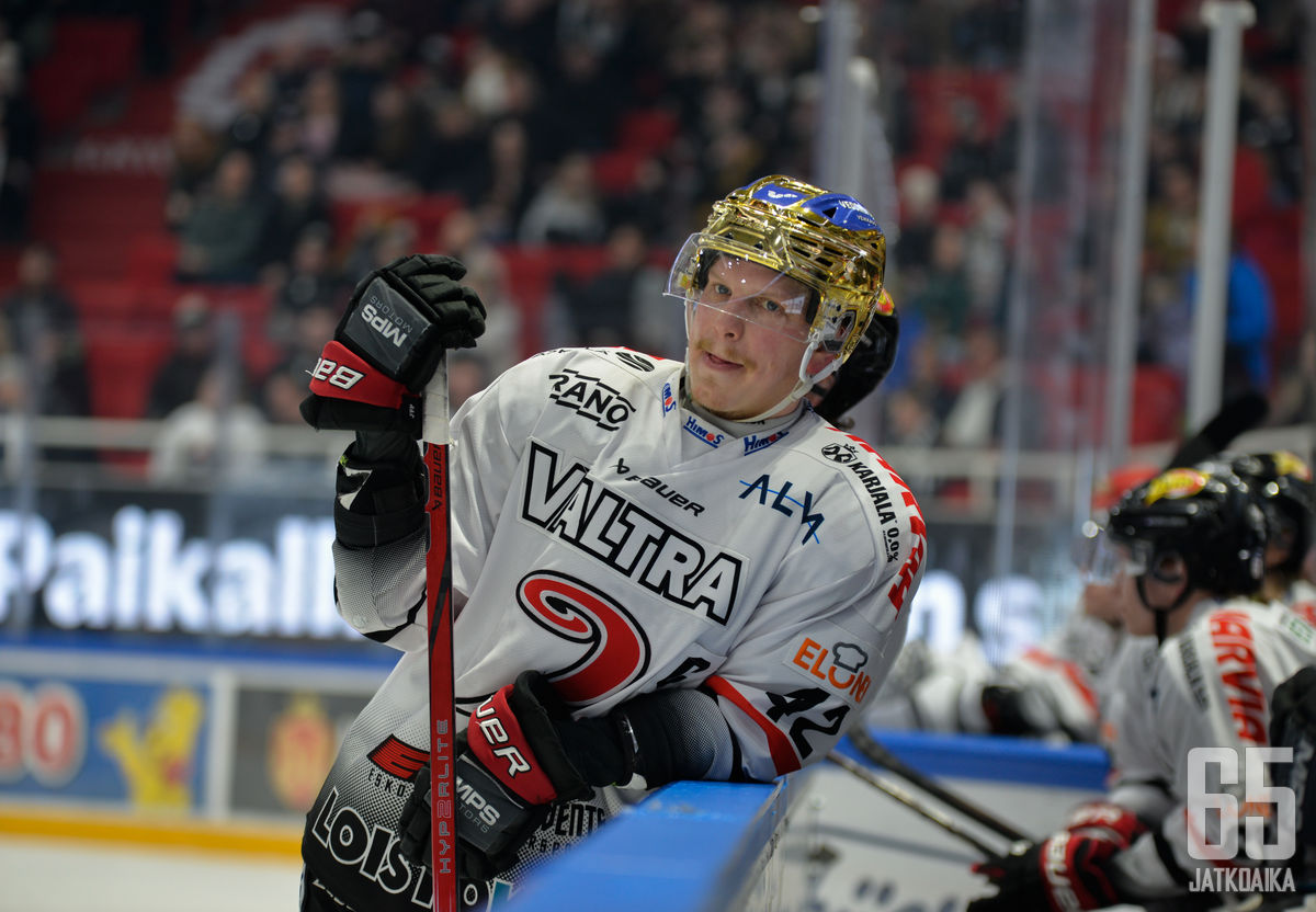 Teemu Eronen ei ole tällä kaudella ehtinyt juurikaan kaukaloon asti.