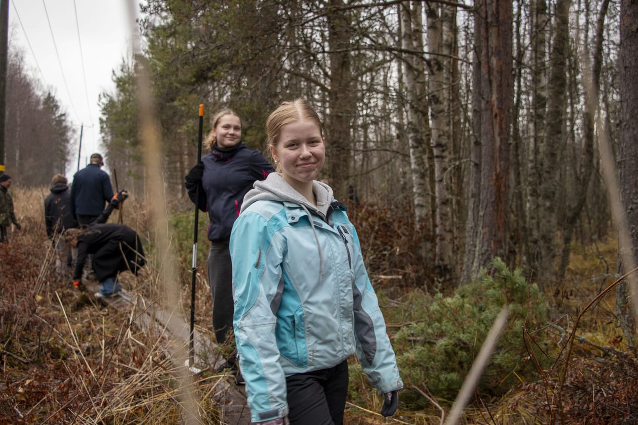 Adelia Vattula ja Iita Kauppi osallistuivat pitkospuiden siistimiseen vapaaehtoisesti. – Opiskella voi kotonakin, mutta nyt voi käyttää hetken elämästään tärkeän asian hyväksi, lukiolaiset totesivat.