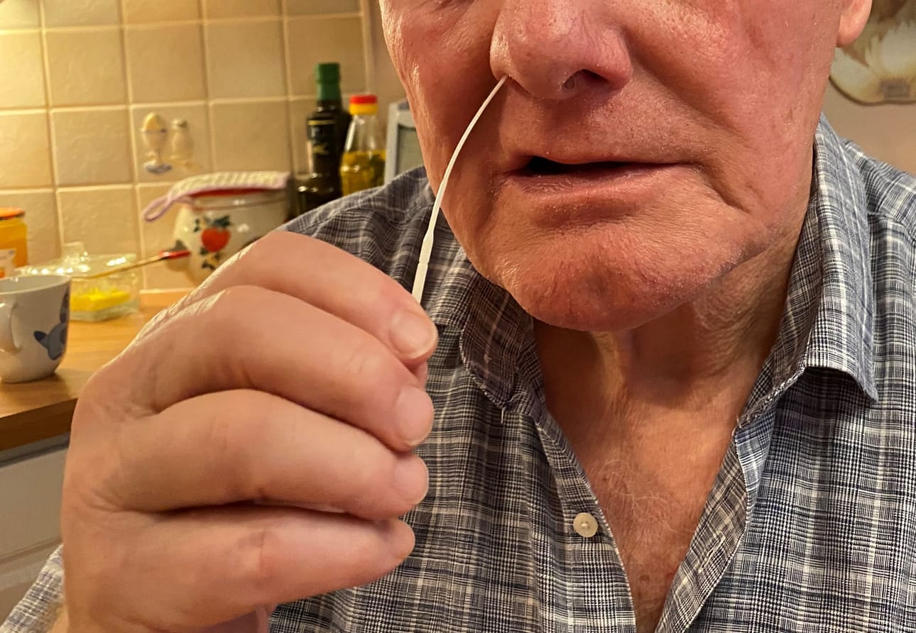 Korona ja muut virukset voivat viedä hajuaistin pitkäksi aikaa. Pikatesteistä tuli arkipäivää pandemian aikana.