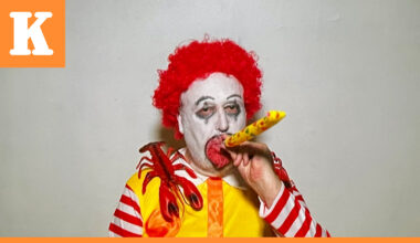 Arvio: Oululaisgallerian juhlateemainen näyttely saattaa hätkähdyttää pellekammoa potevaa