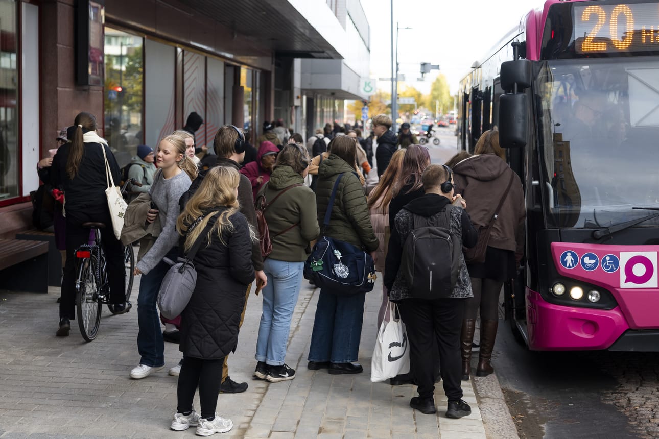 Oulun seudun liikenteen syksy on ollut ennätysvilkas. Kuvassa matkustajia nousemassa bussiin Rotuaarin pysäkillä lokakuussa 2025.