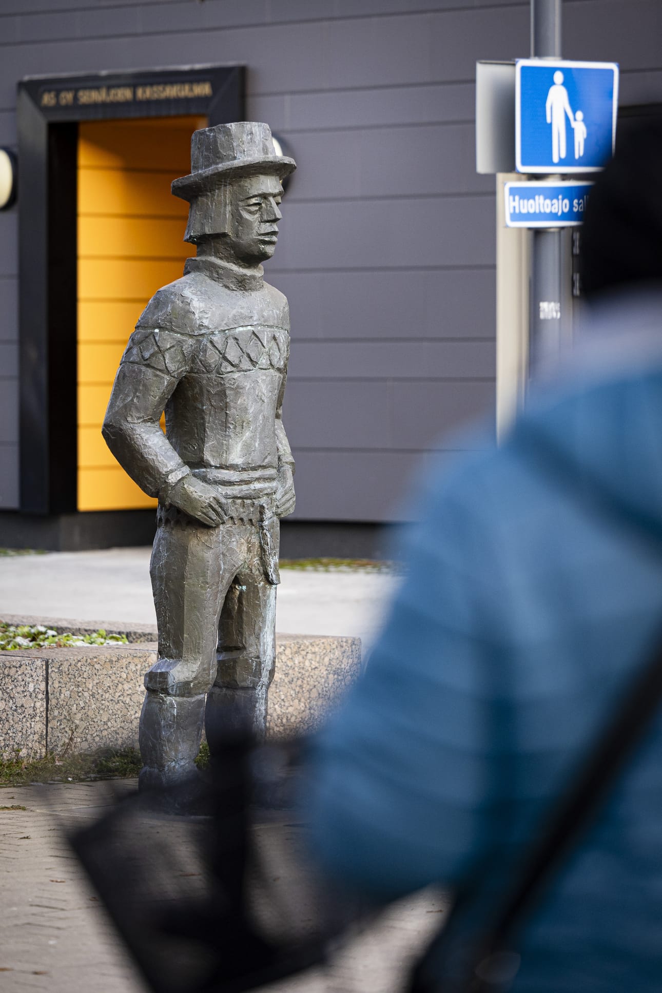 Yrittäjä-Jussi (1994) on tunnustus pohjalaiselle yrittäjyydelle. Alun perin Seinäjoen kauppaoppilaitoksen pihaan pystytetty pronssinen patsas siirrettiin vuonna 2019. Keskustorin laidalle Koulukadulle päivystävä patsas on ilmajokelaisen kansantaiteilija Aarne Hakala-Rahkon suunnittelema. Patsas kokee säännöllisin väliajoin ajankohtaista ehostusta. Provinssi-paidan lisäksi patsas on saanut ylleen muun muassa vihreän boleron Käärijän edustaessa Suomea Euroviisuissa.