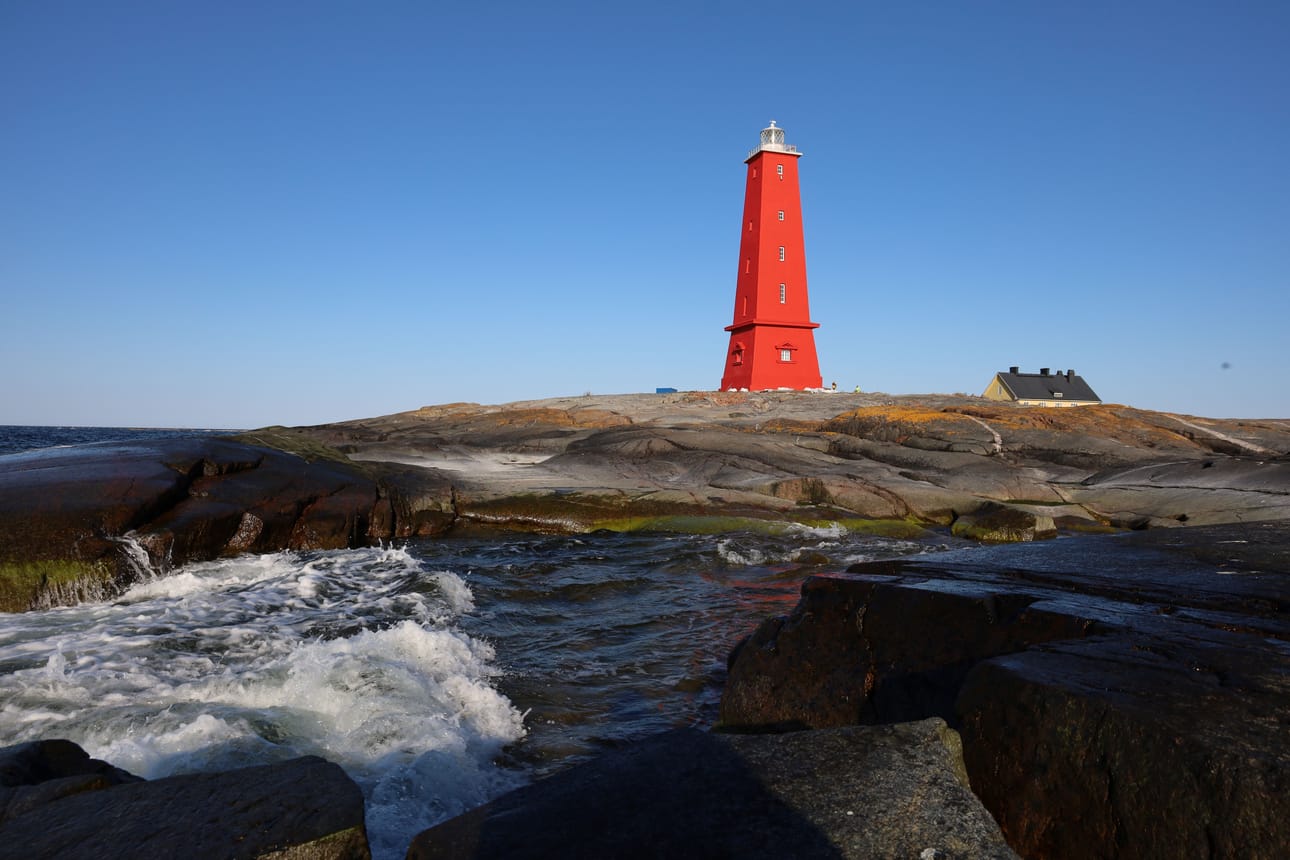 Ahvenanmaa – Merivaltakunta -elokuvassa tutustutaan esimerkiksi Lågskårin majakkasaareen.