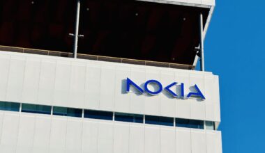 Nokian logo uuden Oulun-kampuksen seinässä.