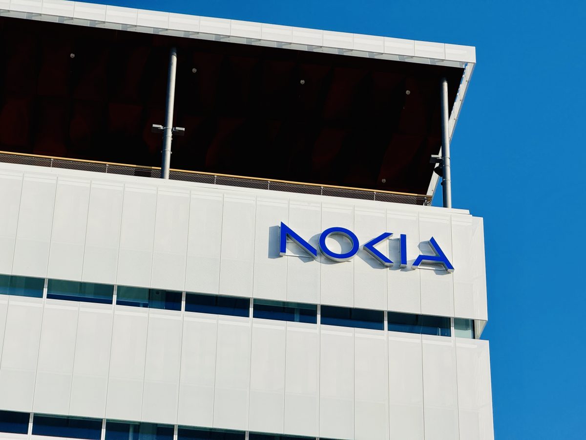 Nokian logo uuden Oulun-kampuksen seinässä.