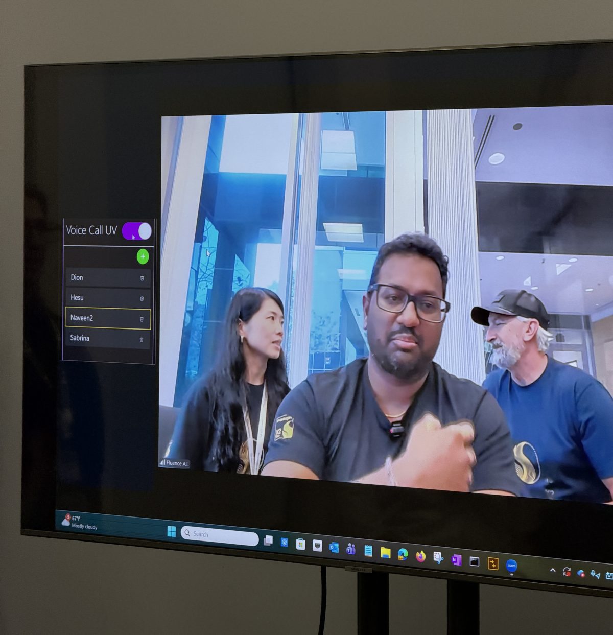 Tässä videopuhelussa kuului ainoastaan etualalla olevan osallistujan ääni, ei lainkaan taustalla keskustelevien henkilöiden ääntä.