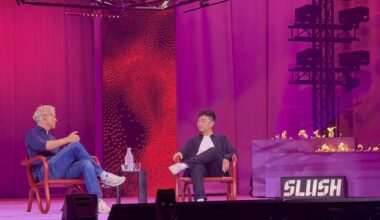 Nothingin perustaja ja toimitusjohtaja Carl Pei keskusteli yhtiöön sijoittaneen GV:n Tom Hulmen kanssa Slush 2025 -tapahtumassa.