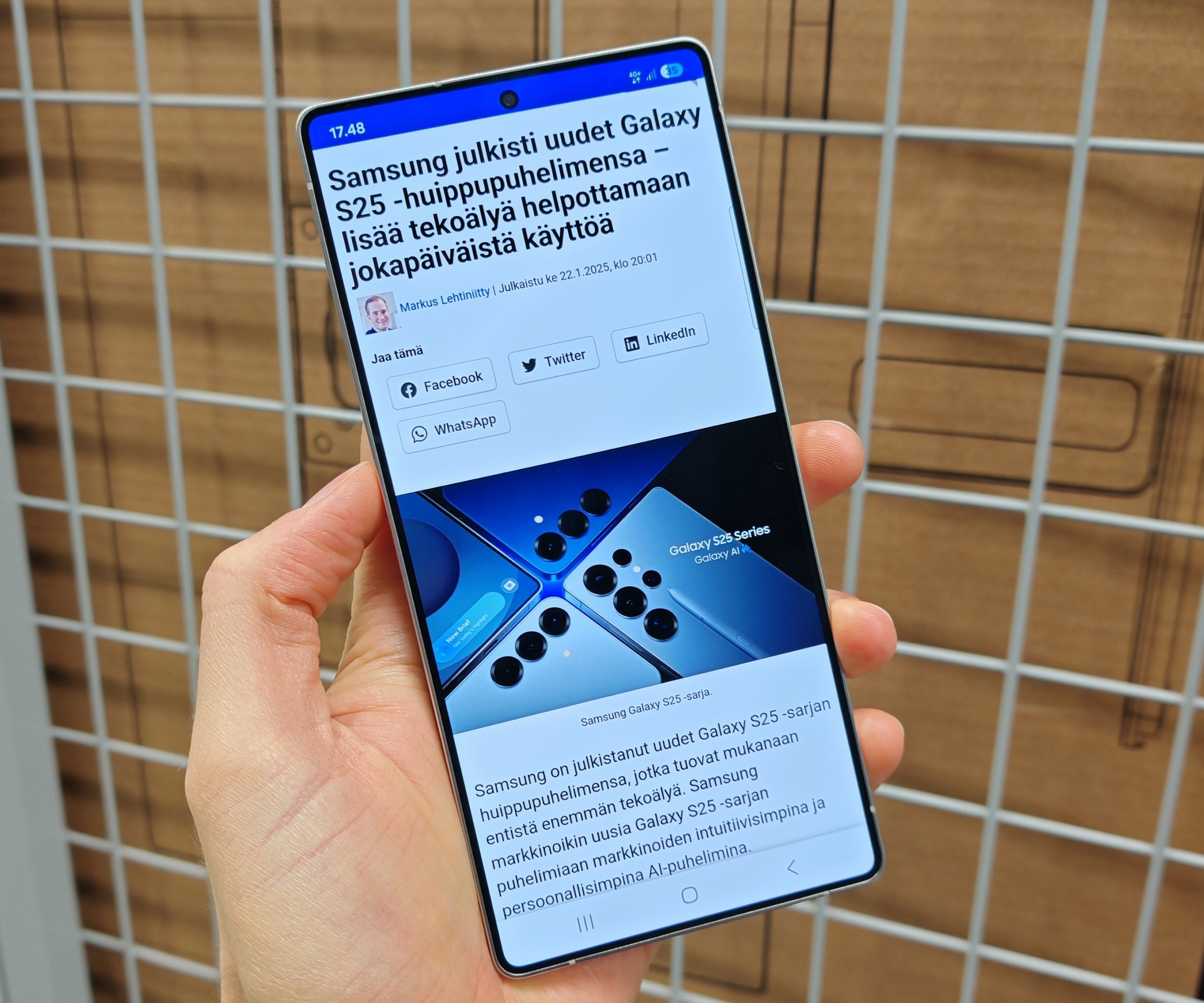 Samsung Galaxy S25 Ultra on hieman edeltäjäänsä sirompi, mutta silti varsin kookas älyouhelin.
