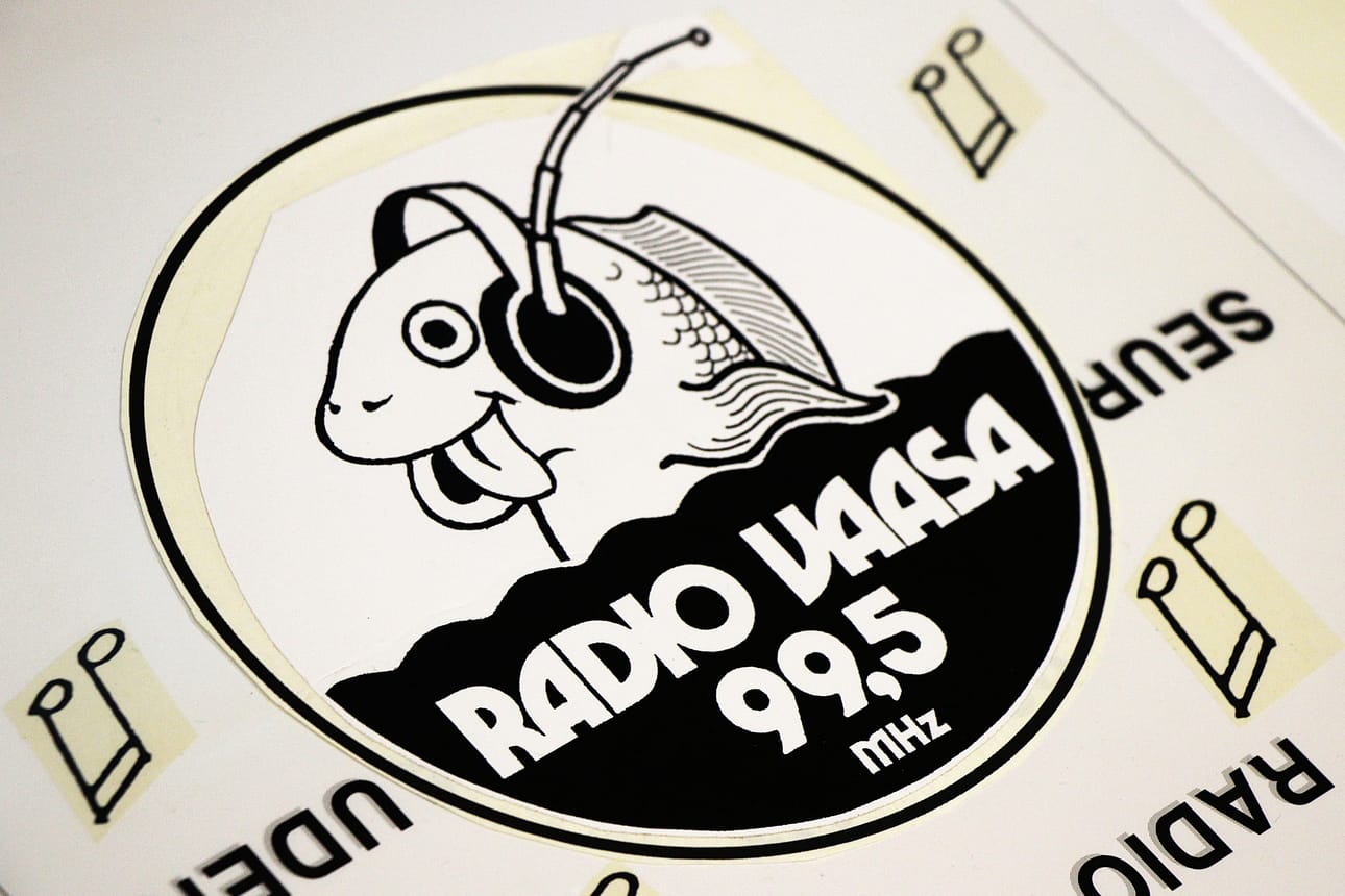Radio Vaasan logossa oli alkujaan kala. Myöhemmin logoon tuli Vaasan horisontti.