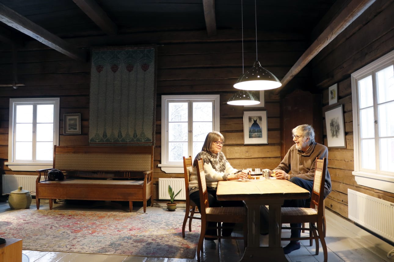 Arja ja Seppo Äikäs elävät kotonaan Pudasjärven Rytingissä huolehtien, että 200 vuotta vanha rakennus säilytetään ansaitsemallaan tavalla.