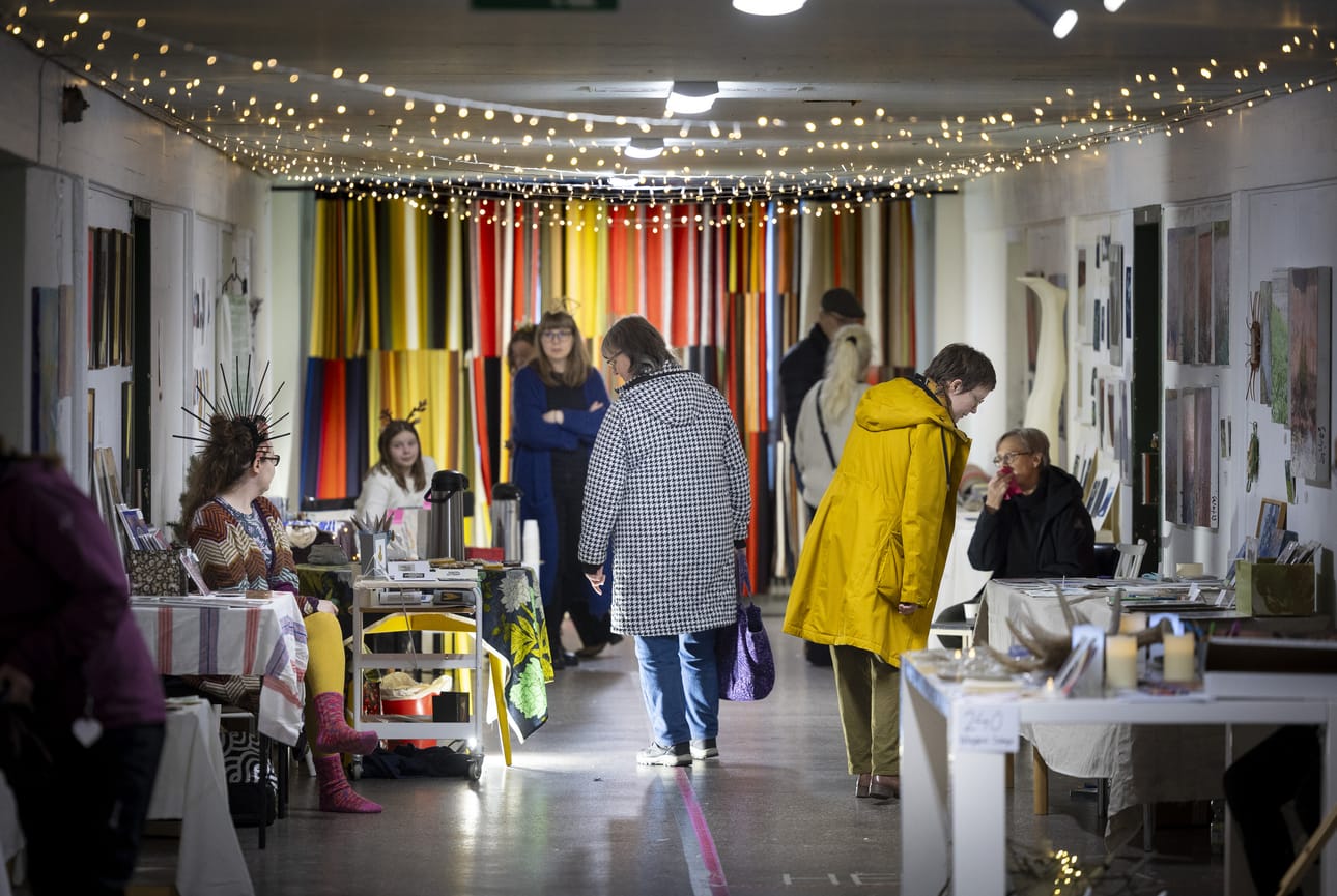 K2 Taiteilijatalossa työskentelevät taiteilijat olivat pystyttäneet myyntipisteet käytäville.