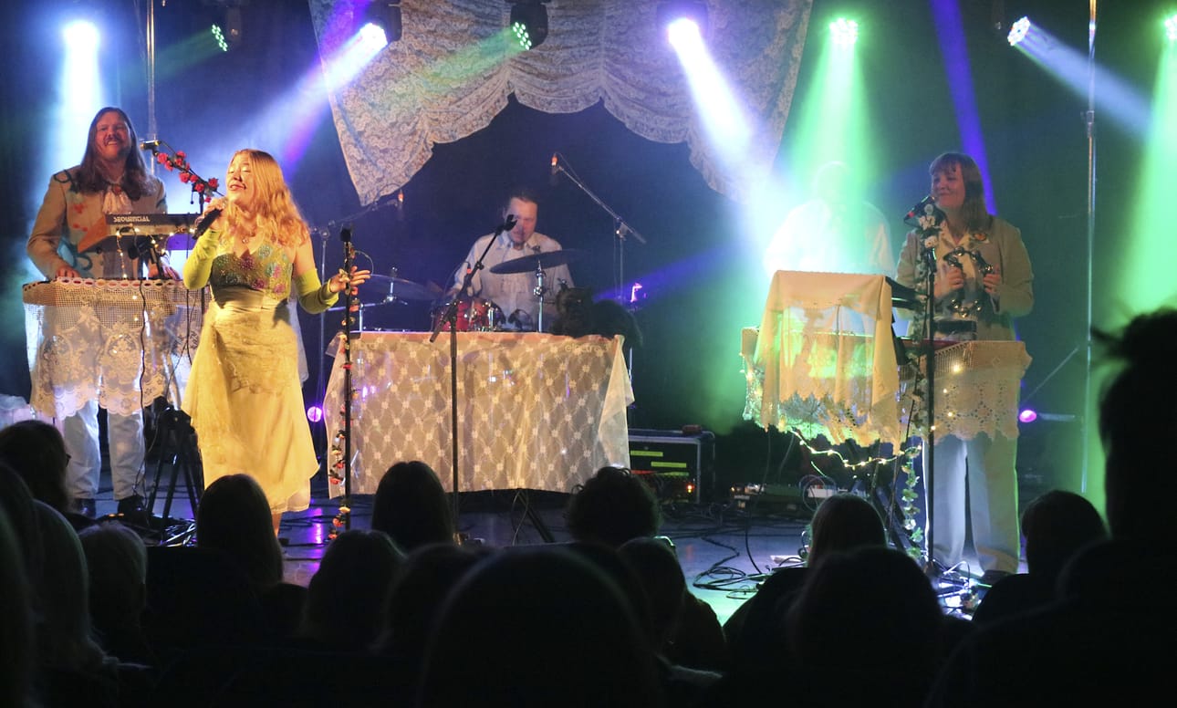 Lyyti kiertää neljännen albuminsa tiimoilta konserttilavoja. Pidän sulle paikkaa -albumin teemana on ystävyys ja yhteisöllisyyden rakentaminen. Kuva Lyytin perjantain keikalta Oulaisista.