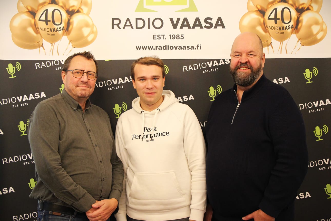 Radio Vaasa täyttää 40 vuotta. Christer Nyberg, Herman Hagnäs ja Anssi Marttinen kertovat, että juhlavuosi huipentuu tulevana lauantaina Waskiassa järjestettäviin juhliin, ja 25.11. alkaen radiosta kuullaan 40 tunnin juhlalähetys. Heidän lisäkseen Radio Vaasassa työskentelevät juontajat Rebecca Varhama ja Charles Plogman.