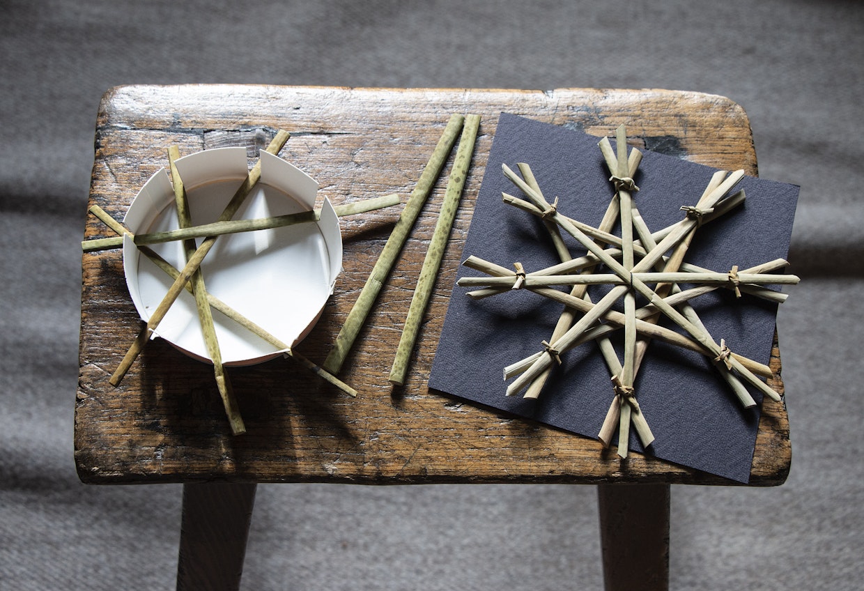 Litistetystä punontakaislasta syntyy pahvisapluunan avulla näppärästi kauniita tähtiä.