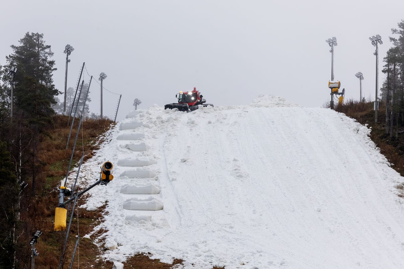 Kuvassa rinteen rakentamista Levillä lokakuussa vuonna 2024.