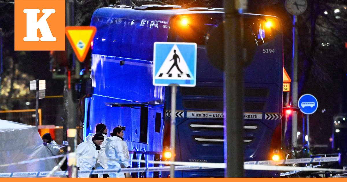 Kaksikerroksinen bussi törmäsi pysäkkiin Tukholmassa – useita uhreja