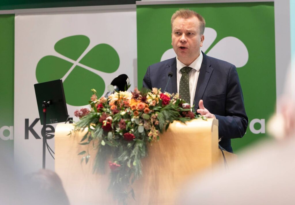 Kaikkonen tarjoutuu pääministeriksi – "Punasinihallituksen vaara on todellinen"