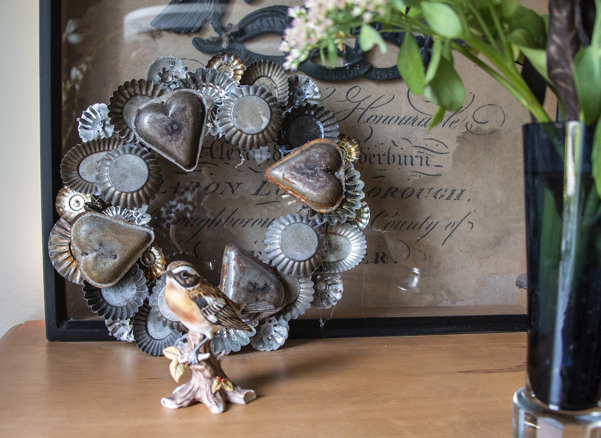 Kierrätysmateriaaleistakin syntyy kaunista. Vanhat leivosvuoat ovat saaneet uuden elämän kranssina.