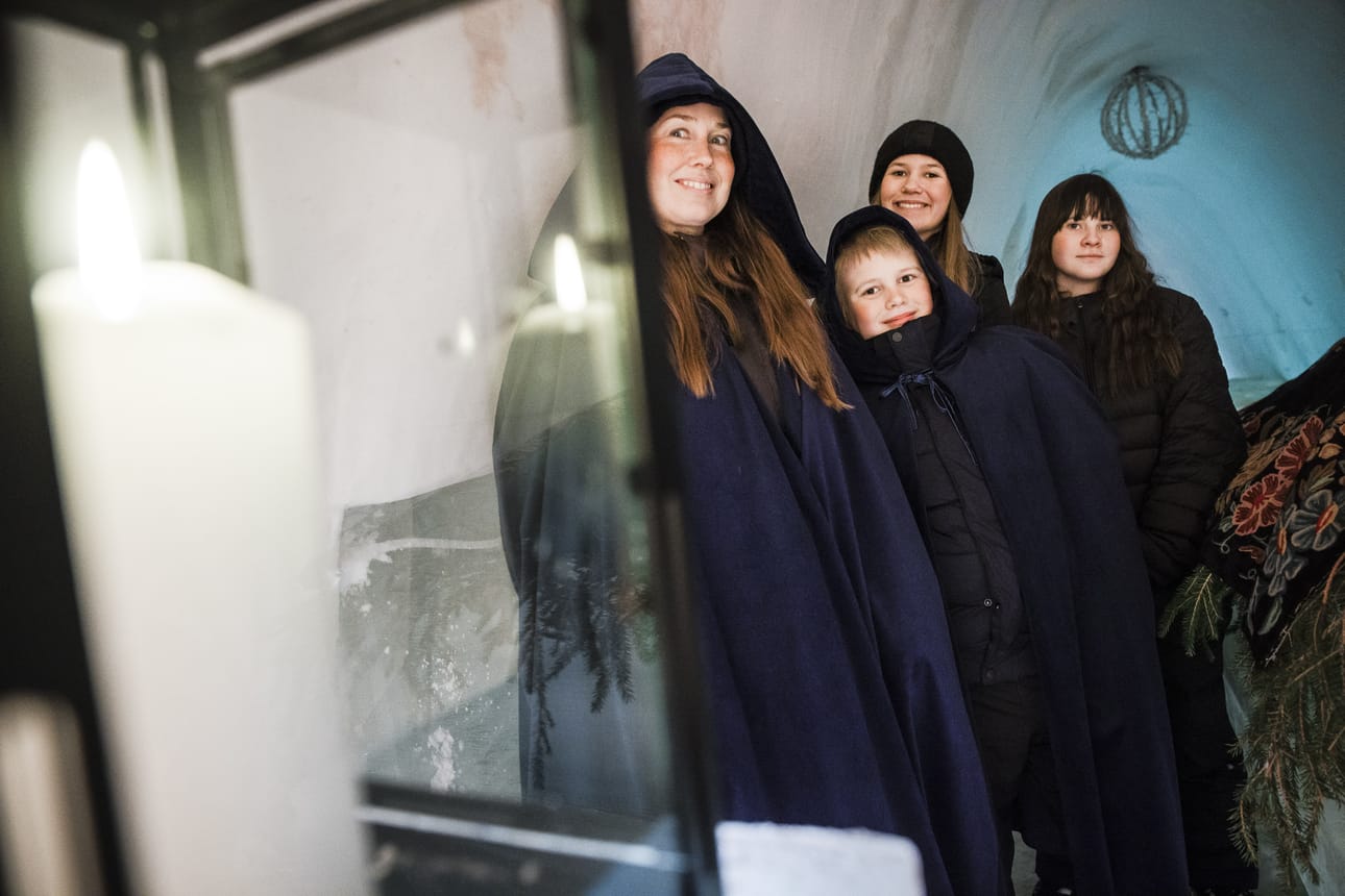 Lumilinnan uumenissa viettivät helmikuisen perjantaipäivän Heli, Hannes ja Helka Poikela yhdessä Minea Ruonavaaran kanssa. Tonttukansaa oli kaikkiaan kuvauksissa kolmisenkymmentä.