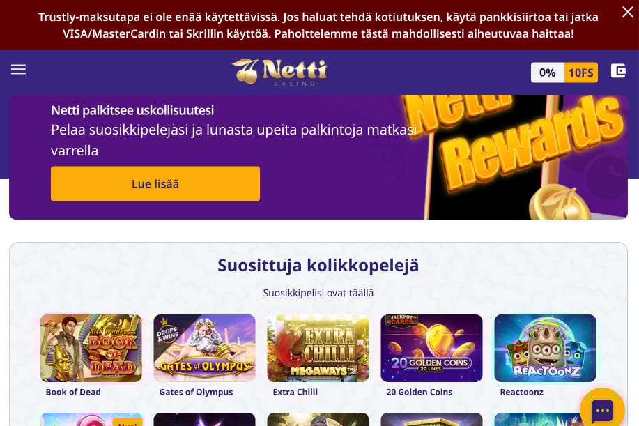 Netticasino-aula. Varoituspalkki kertoo että Trustly-maksutapa ei ole enää käytettävissä ja että pelaajien tulee käyttää pankkisiirtoa, korttimaksua tai Skrill-nettilompakkoa. Kuvassa näkyy myös uskollisuuskampanja ja suosittuja kolikkopelejä kasinolla, kuten Book of Dead ja Gates of Olympus.