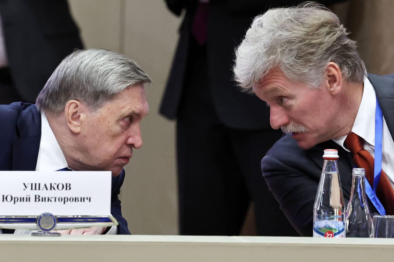 Vladimir Putinin ulkopoliittinen neuvonantaja Juri Ushakov ja Kremlin tiedottaja Dmitri Peskov keskustelivat Kirgisian Bishkekissä. Ushakovin kerrottiin saaneen Yhdysvaltain erityislähettiläs Steve Witkoffilta ohjeistusta siihen, kuinka Putin voisi voittaa puolelleen presidentti Donald Trumpin.