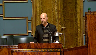 Karjalainen: Perussuomalaisten kansanedustaja ihmettelee, mistä hänen kotinsa eteen ilmestyy tyhjiä viinapulloja