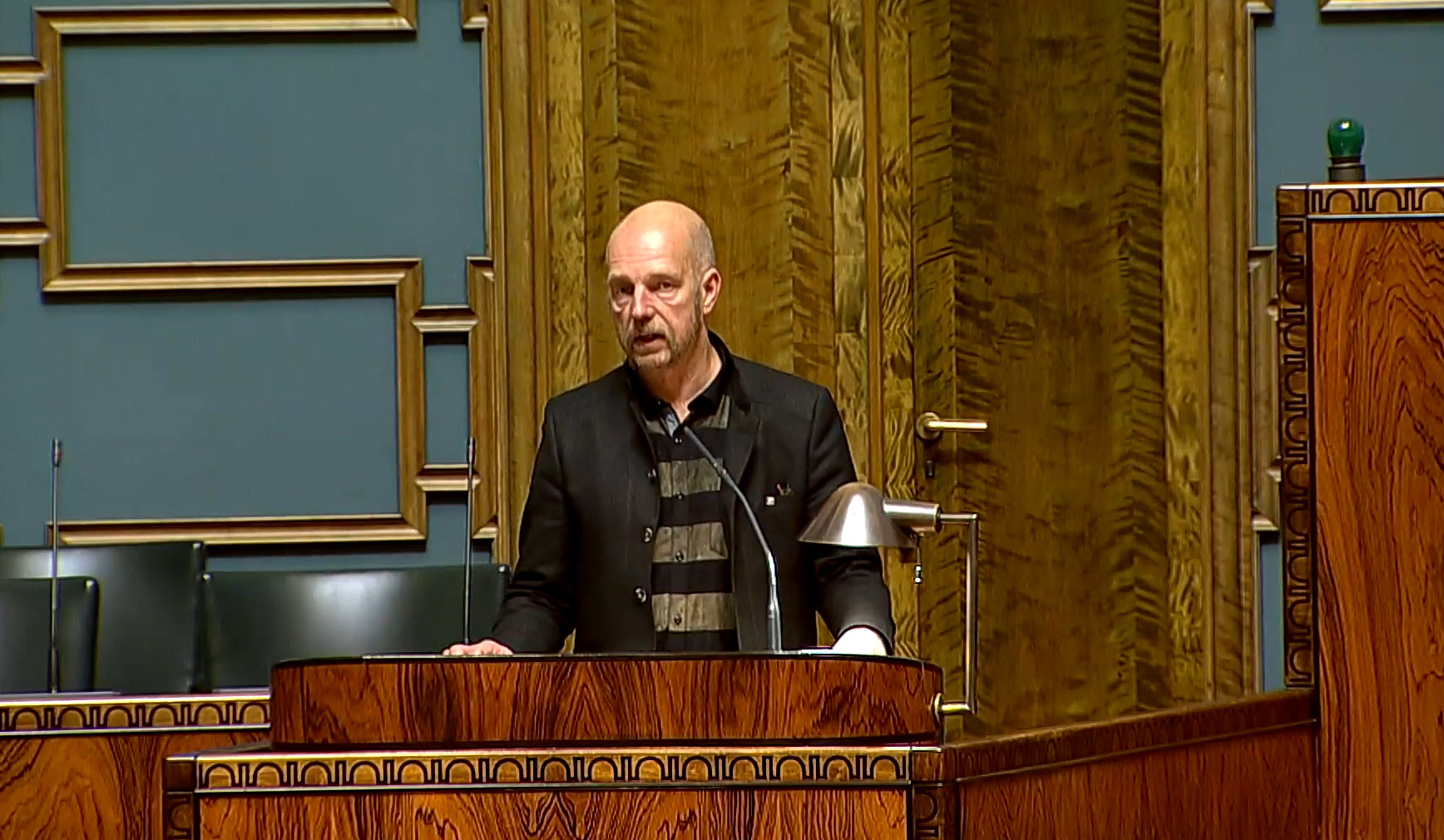 Karjalainen: Perussuomalaisten kansanedustaja ihmettelee, mistä hänen kotinsa eteen ilmestyy tyhjiä viinapulloja